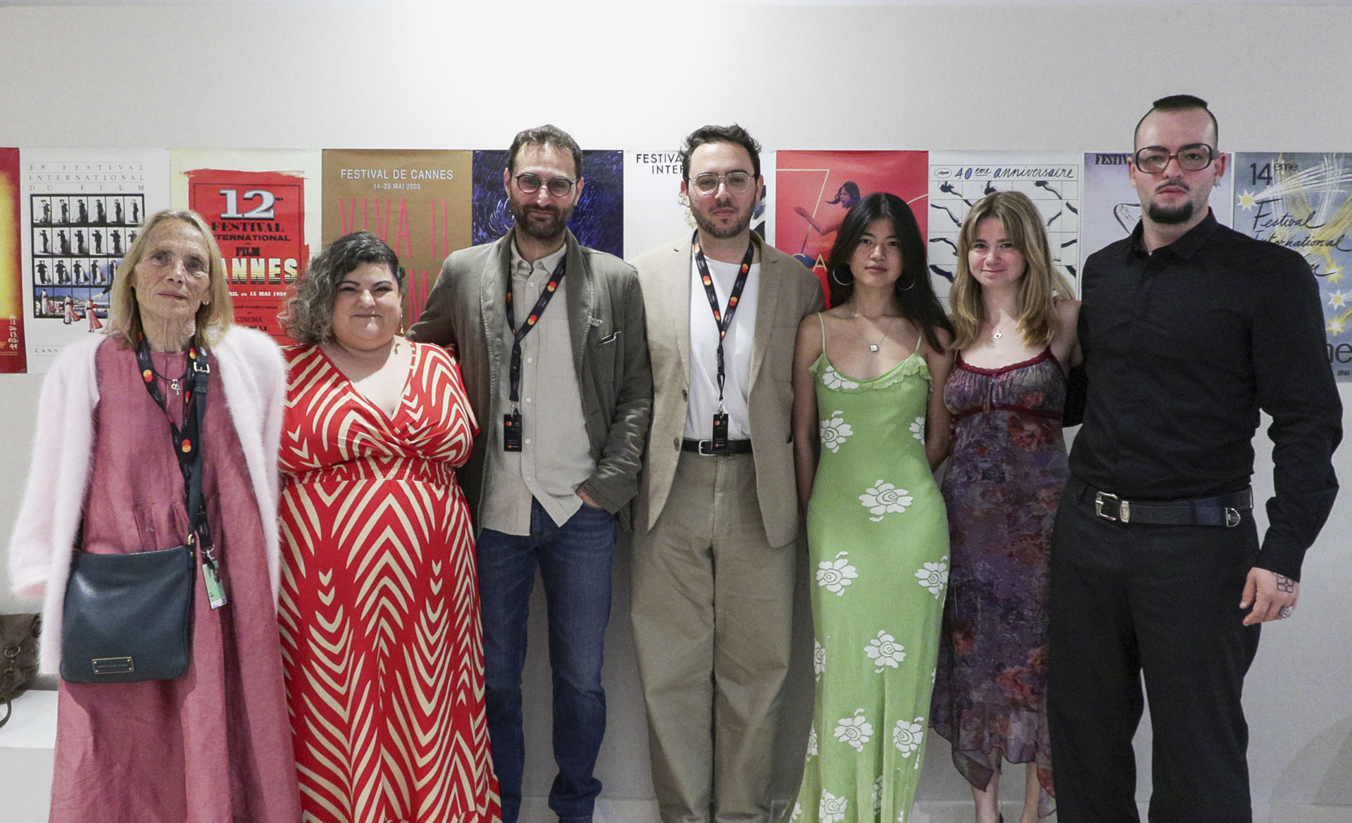 El director catalán Marc Camardons (4i) presenta su corto 'Per bruixa i metzinera' ('Por bruja y venenosa') en el Festival de Cannes, a través de la Cinef, en el que participan cortos de escuelas de cine. EFE/ Edgar Sapiña Manchado
