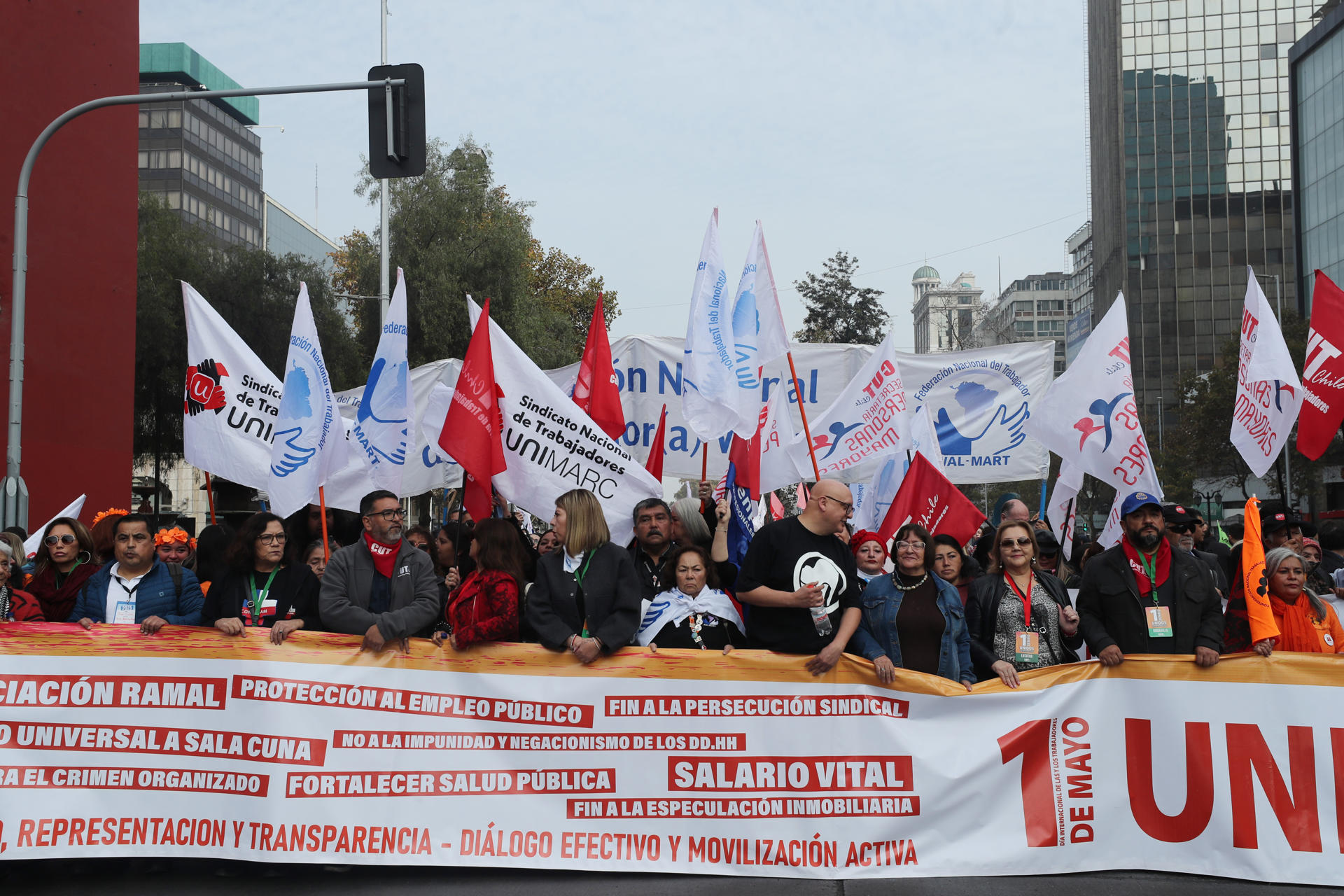 Decenas de personas fueron captadas este jueves, 1 de mayo, al marchar con motivo del Día Internacional del Trabajo, en Santiago de Chile. EFE/Javier Martín