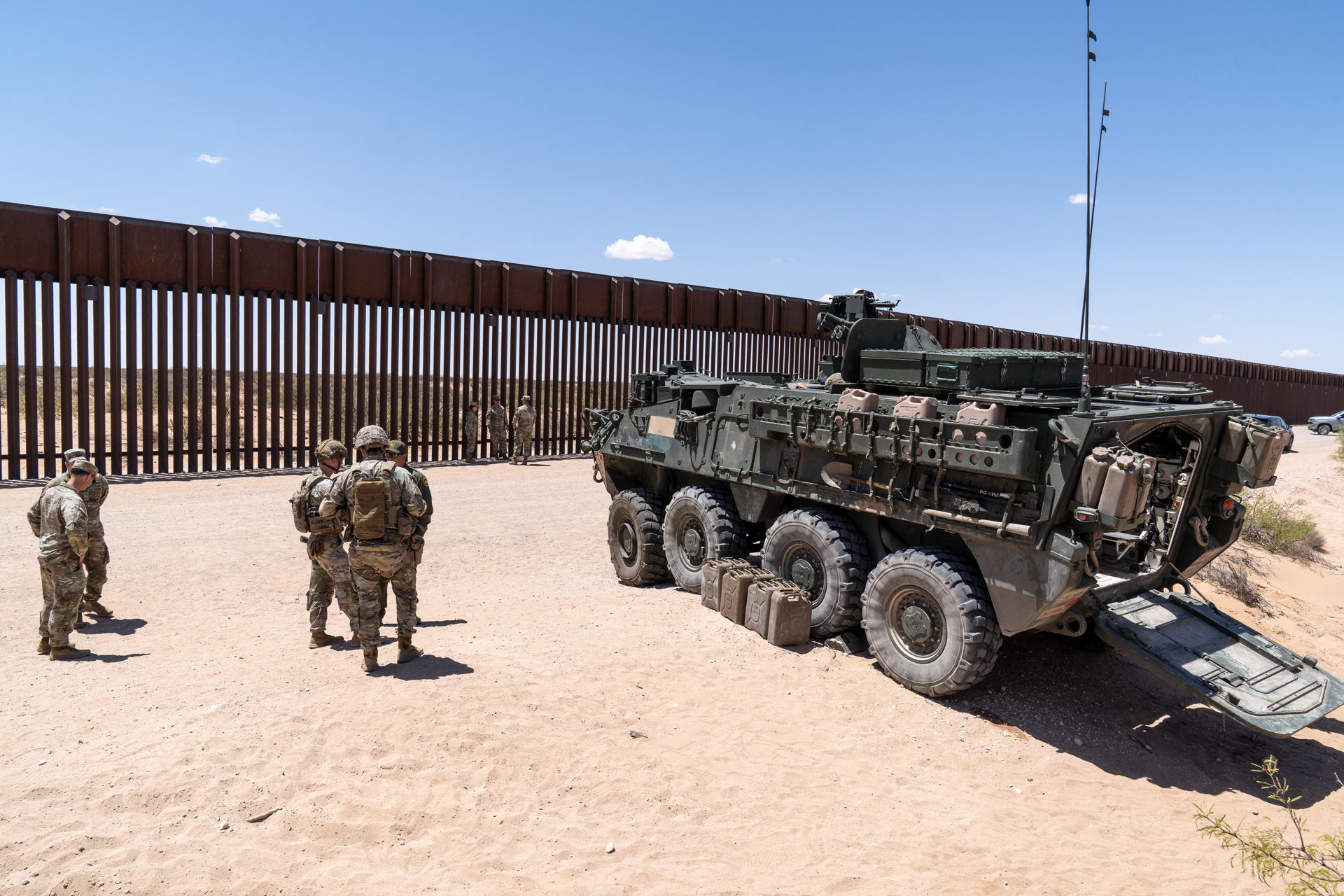 Fotografía de integrantes del Ejército de los Estados Unidos patrullando la frontera con México en el Área de Defensa Nacional, en Nuevo México (EE.UU.). EFE/Ángel Colmenares