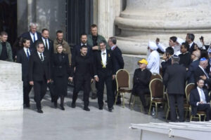 El presidente ucraniano Volodímir Zelenski​ (c) a su llegada para asistir a la misa del inicio del pontificado del papa León XIV este domingo en la plaza de San Pedro en el Vaticano. EFE/Captura de video de la señal Vatican Media / SOLO USO EDITORIAL/SOLO DISPONIBLE PARA ILUSTRAR LA NOTICIA QUE ACOMPAÑA (CRÉDITO OBLIGATORIO) / MÁXIMA CALIDAD DISPONIBLE