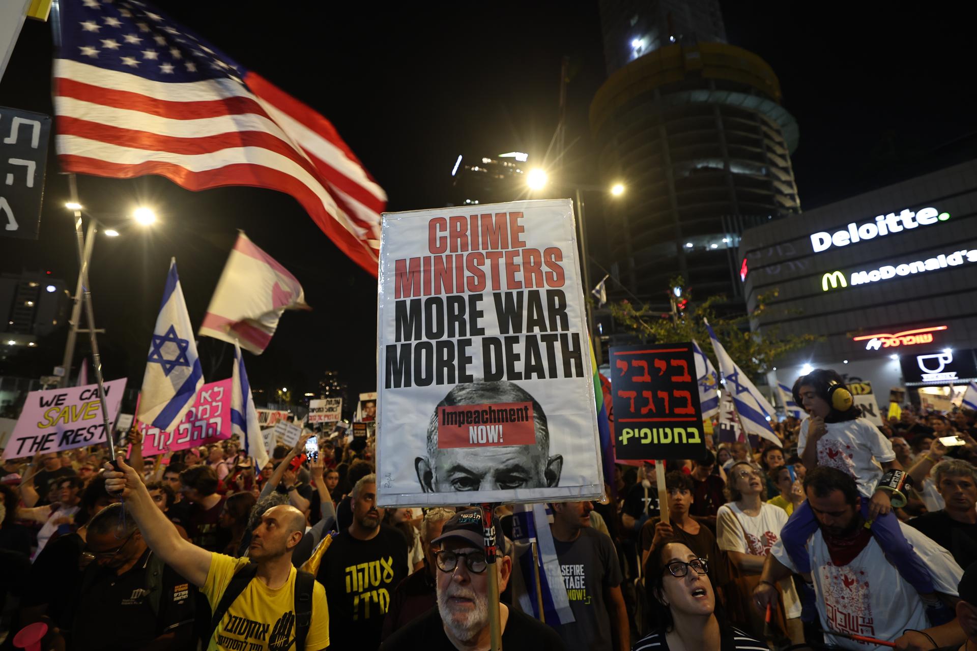 Familias de los rehenes secuestrados por Hamás protestan contra el Gobierno israelí en Tel Aviv el 10 de mayo de 2025. EFE/EPA/ATEF SAFADI