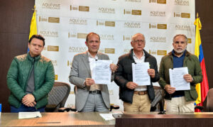 Fotografía cedida donde aparecen el ministro de esa cartera, Antonio Sanguino (2i); el ministro de Salud, Guillermo Alfonso Jaramillo (2d); y el ministro del Interior, Armando Benedetti (d), y el secretario del Senado de la República, Diego Alejandro González (i), este 19 de mayo de 2025 en Bogotá (Colombia). EFE/ Ministerio De Trabajo