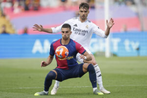 -El delantero del Barcelona Ferrán Torres y el defensa del Real Madrid Raúl Asencio, en el Estadi Olímpic Lluís Companys.EFE/ Alberto Estevez /Archivo
