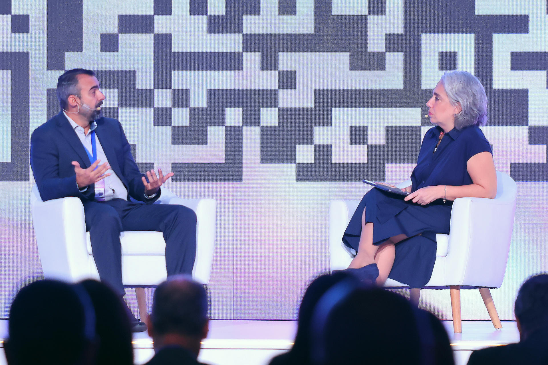 Fotografía de la responsable de Acceso al Mercado, Valor y Desarrollo Comercial de Roche para Uruguay, Bolivia y Paraguay, Virginia Becerra, hablando con el doctor Luis Corrales durante el foro 'Sohmmit Latam 2025' en Ciudad de Panamá (Panamá). EFE/ Gabriel Rodríguez