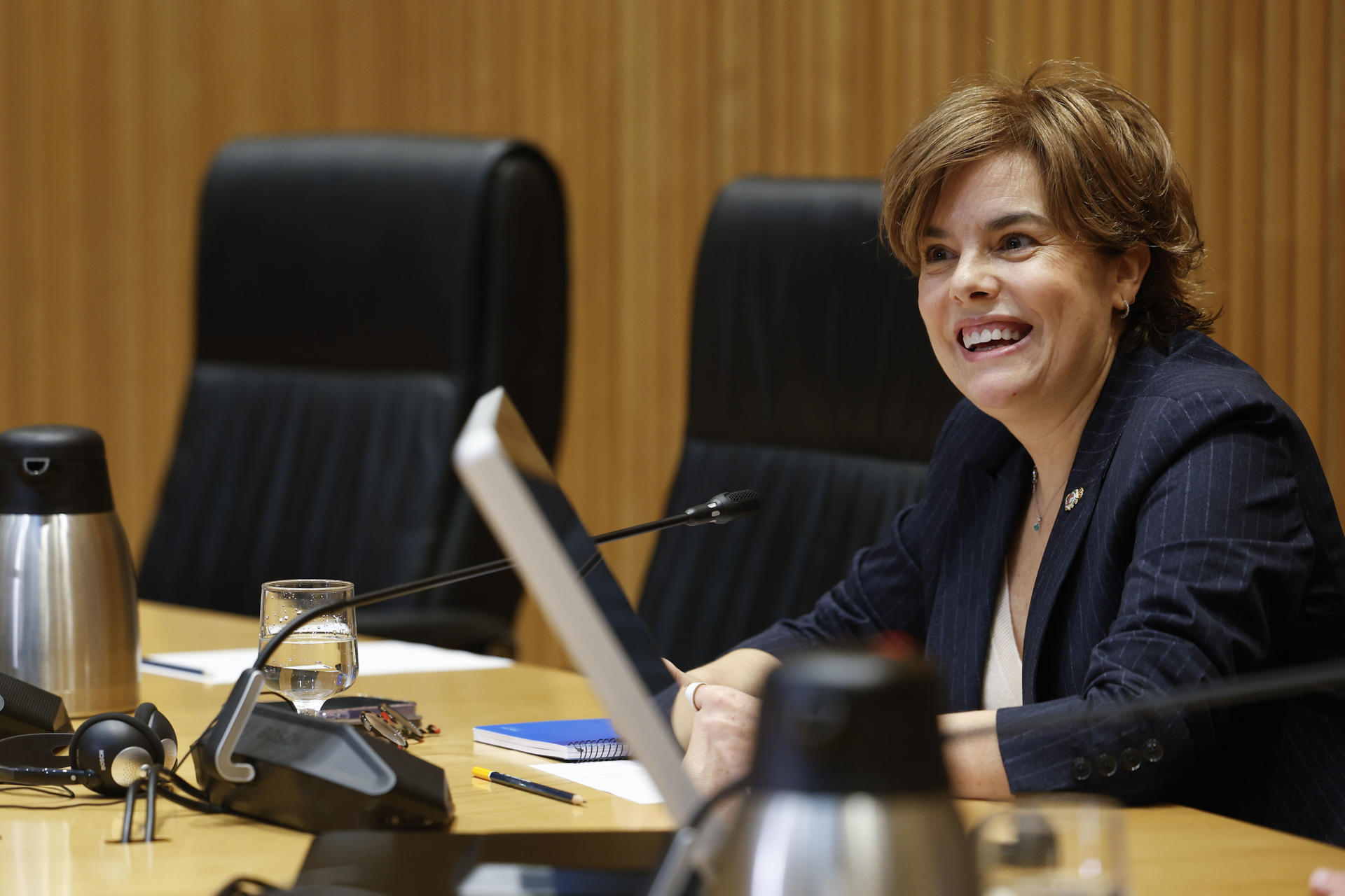 La exvicepresidenta del Gobierno con el PP Soraya Sáenz de Santamaría, a su llegada para comparecer en la comisión parlamentaria de investigación sobre la supuesta existencia de una trama parapolicial creada presuntamente bajo su Gobierno para dañar a políticos independentistas catalanes, este lunes en el Congreso de los Diputados en Madrid. EFE/Javier Lizón