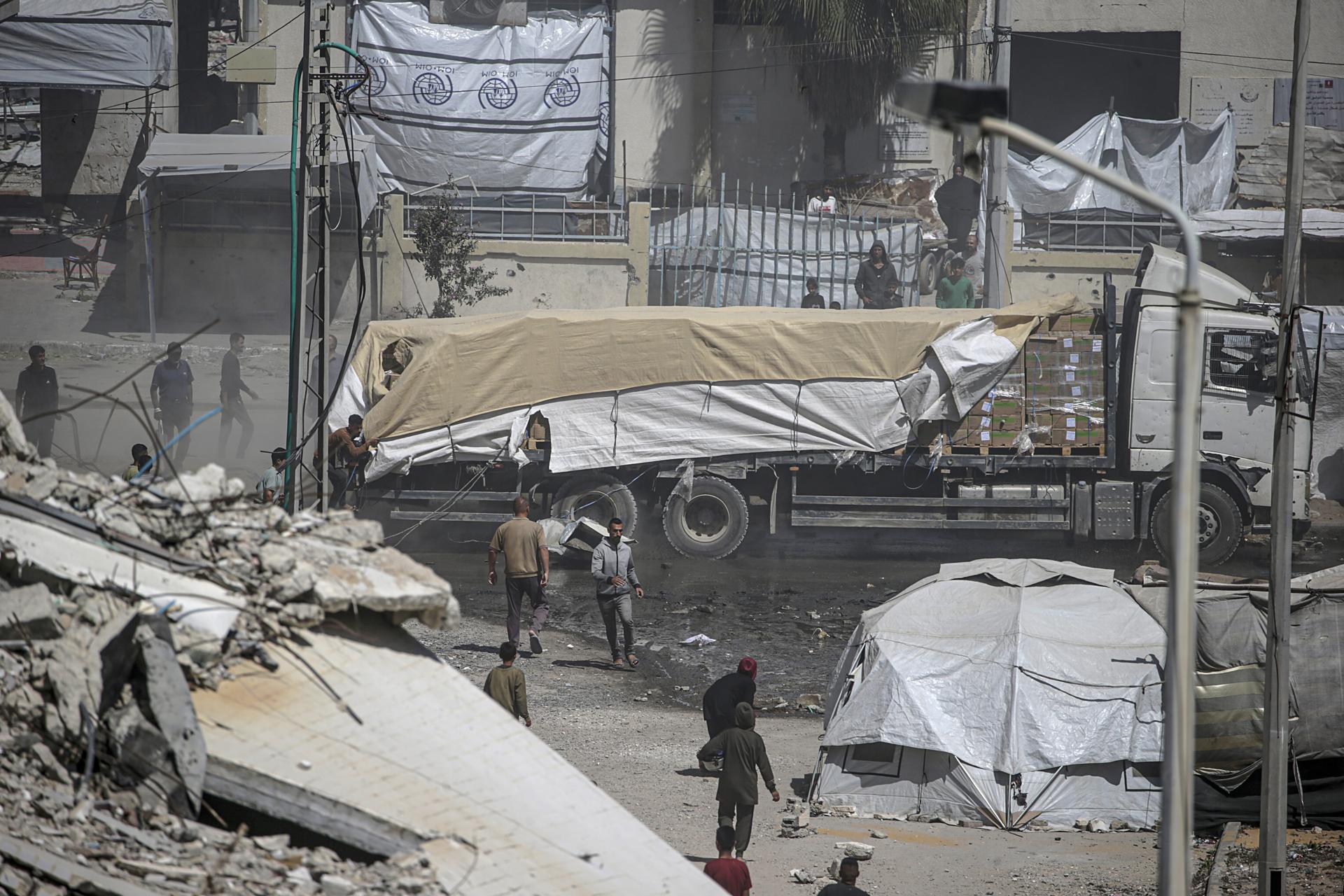 Imagen de un camión con ayuda humanitaria en la ciudad de Gaza City. EFE/EPA/MOHAMMED SABER