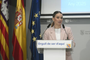 La presidenta del Govern Balear, Marga Prohens , durante su comparecencia este viernes en Palma para valorar la aprobación de los presupuestos de la comunidad tras el pacto alcanzado con Vox. EFE/MIQUEL A. BORRÀS