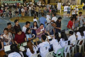 Fotografía de archivo de las elecciones nacionales y locales de mitad de mandato que Filipinas celebró el 12 de mayo de 2025 y que muestra a votantes de Ciudad Quezón, Metro Manila, Filipinas, consultando a voluntarios electorales. EFE/EPA/ROLEX DELA PENAEFE/EPA/ROLEX DELA PENA
