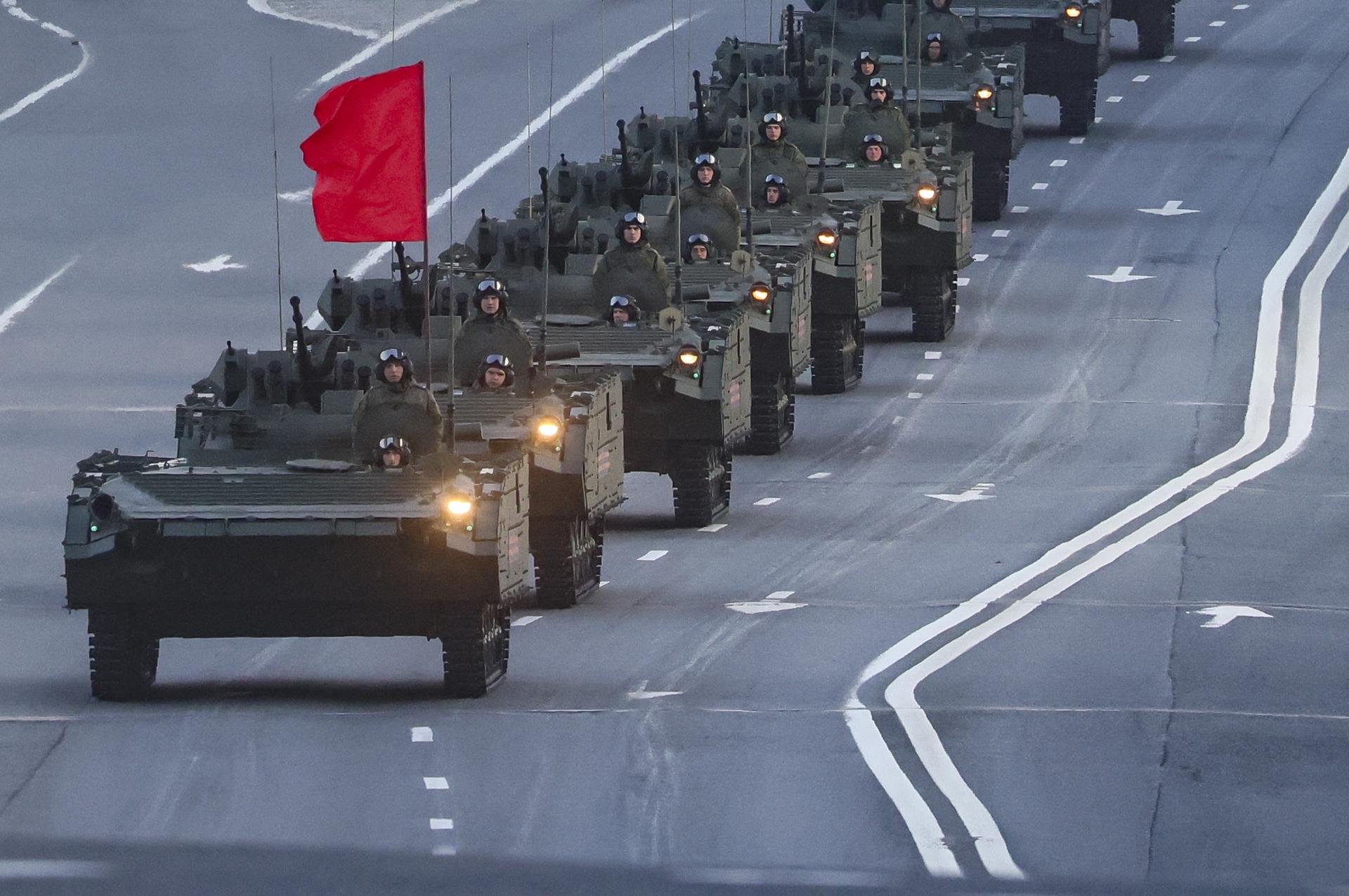 Vehículos militares rusos participan en un ensayo para el desfile militar anual previo a las celebraciones del Día de la Victoria, en el centro de Moscú, Rusia, 03 de mayo de 2025. Rusia se prepara para conmemorar el 80 aniversario de la rendición incondicional de la Alemania nazi en la Segunda Guerra Mundial (SGM). El desfile militar tendrá lugar en la Plaza Roja de Moscú el 09 de mayo. (Alemania, Rusia, Moscú) 
EFE/EPA/SERGEI ILNITSKY