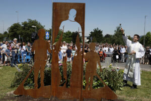 Acto de inauguración de una escultura en homenaje a David Pérez Carracedo, guardia civil vecino de Sarriguren, fallecido en acto de servicio en la localidad de Barbate (Cádiz).  EFE/ Jesús Diges