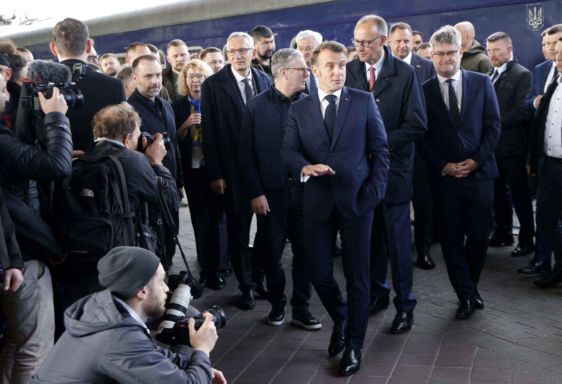 El presidente francés, Emmanuel Macron (C), el primer ministro británico, Keir Starmer (C-I), y el canciller alemán, Friedrich Merz (C-D) llegan a la estación de tren de Kiev, en Kiev, el 10 de mayo de 2025. EFE/EPA/LUDOVIC MARIN / POOL MAXPPP OUT