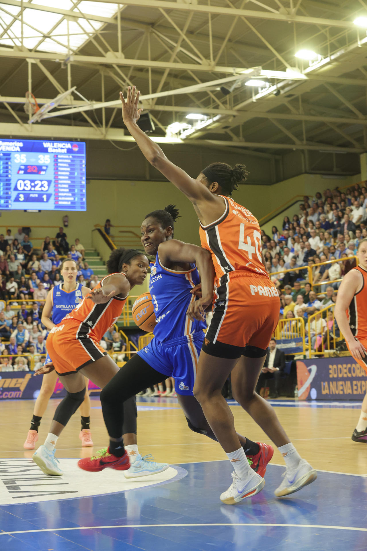 La jugadora del Perfumerías Avenida Sika Koné (i) intenta superar a Kayla Alexander (d), del Valencia Basket, en el partido de ida de semifinales de la Liga Femenina de baloncesto que se disputa este jueves en Salamanca. EFE/JMGARCIA