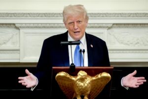 Las críticas que ha recibido Donald Trump por su intención de aceptar un Boeing de Catar como nuevo avión presidencial Air Force One han llevado al mandatario estadounidense a amenazar con acciones legales, al no entender que se le cuestione por recibir un aparato que, dice, es gratis. EFE/EPA/SAMUEL CORUM / POOL