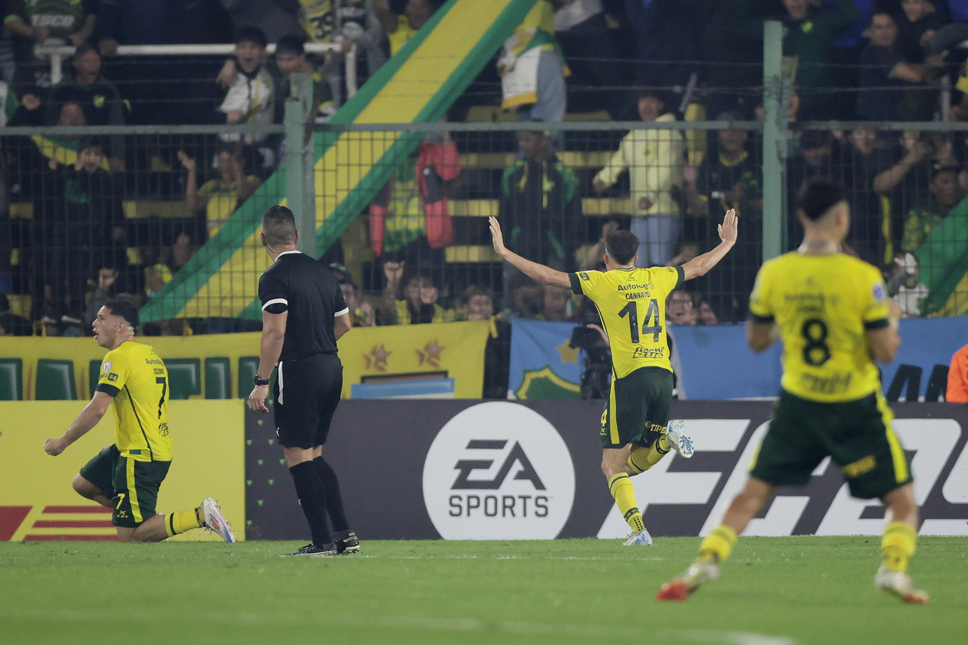 Jugadores de Defensa y Justicia celebran el gol que los puso provisionalmente en ventaja frente al equipo ecuatoriano de Universidad Católica en el partido de la quinta fecha de la fase de grupos de la Copa Sudamericana que terminó este miércoles 1-1 en el estadio Norberto Tito Tomaghello de la localidad bonaerense de Florencio Varela. EFE/ Luciano González