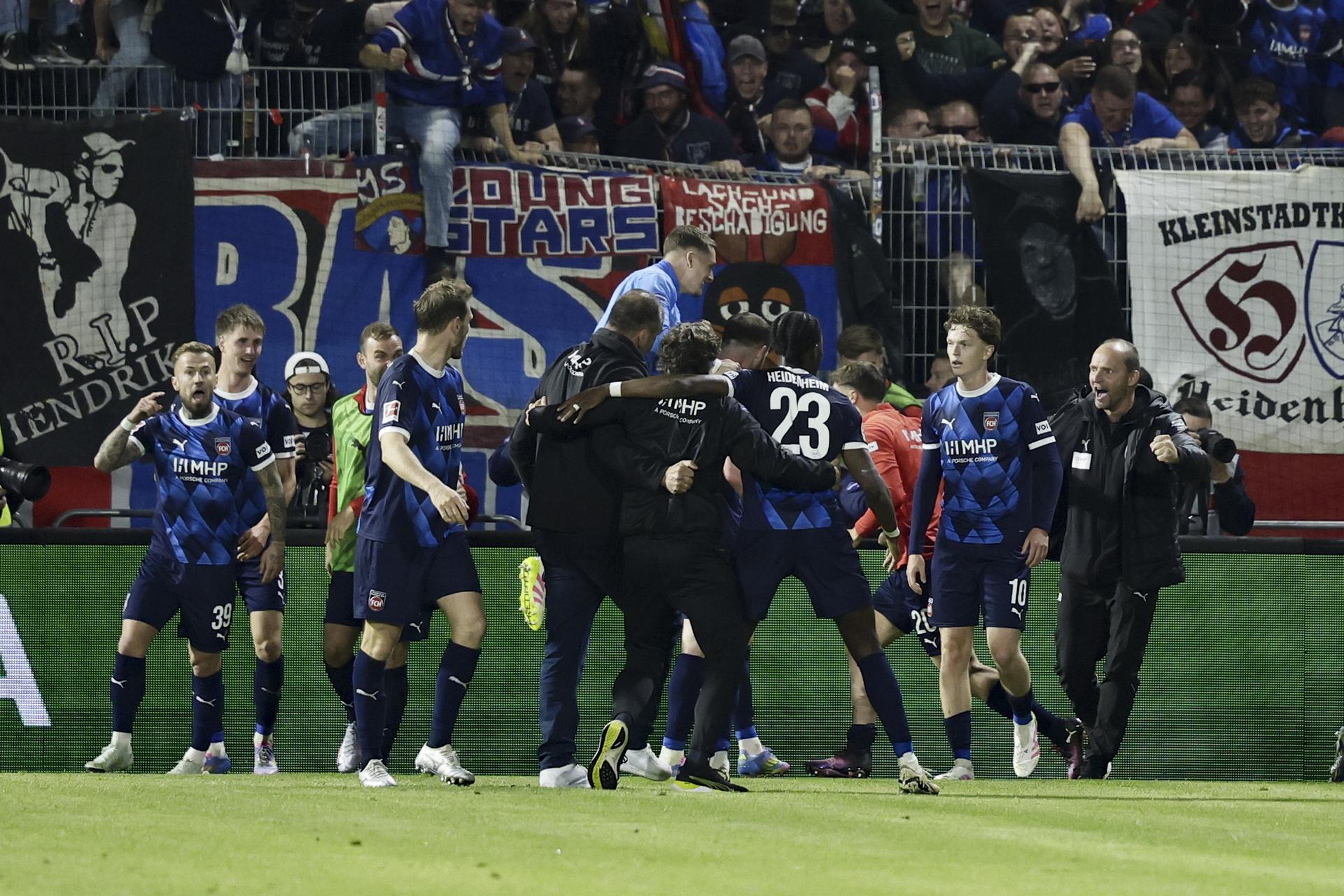 Los jugadores Heidenheim celebran el 1-2 del brasileño Leo Scienza ante el Elversberg que mantiene a su equipo en la Bundesliga alemana. EFE/EPA/RONALD WITTEK