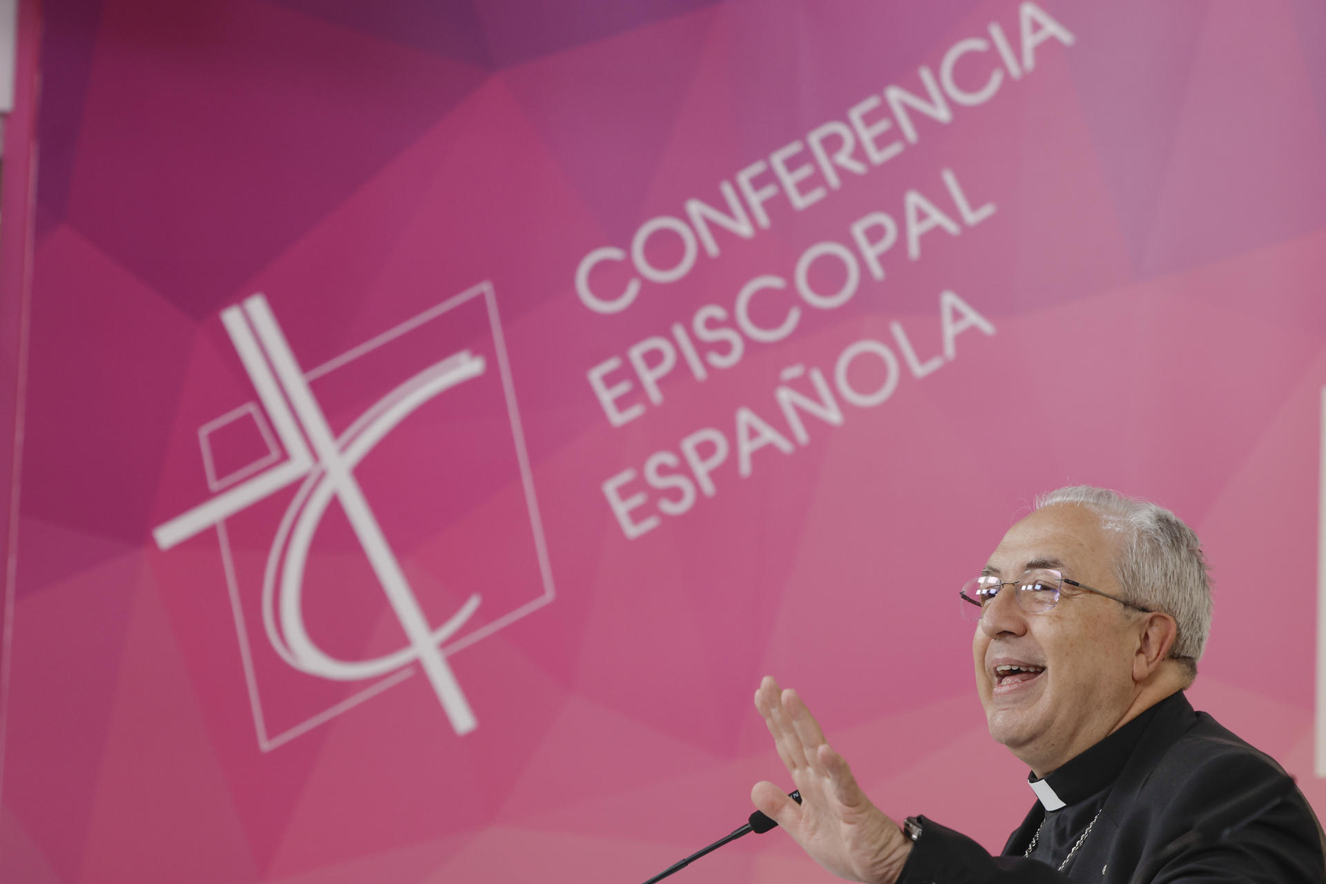 El secretario general de la Conferencia Episcopal Española, Mons. Francisco César García Magán, ofrece una rueda de prensa este jueves, en Madrid, en el marco de la elección del nuevo papa León XIV. EFE/ Sergio Pérez