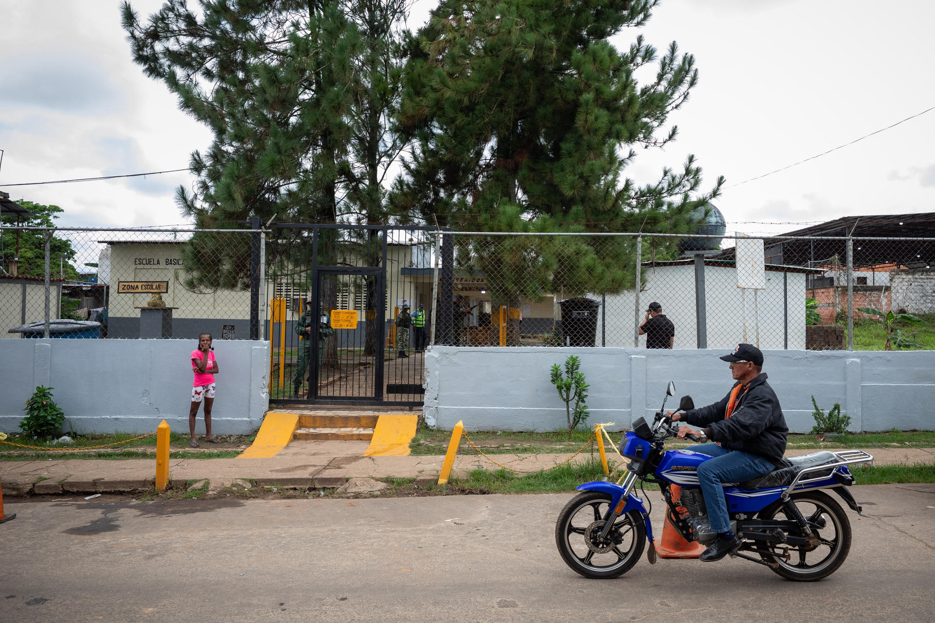 Fotografía de un centro de votación en Dalla Costa, municipio Sifontes del estado Bolívar (Venezuela). EFE/ Rayner Peña R