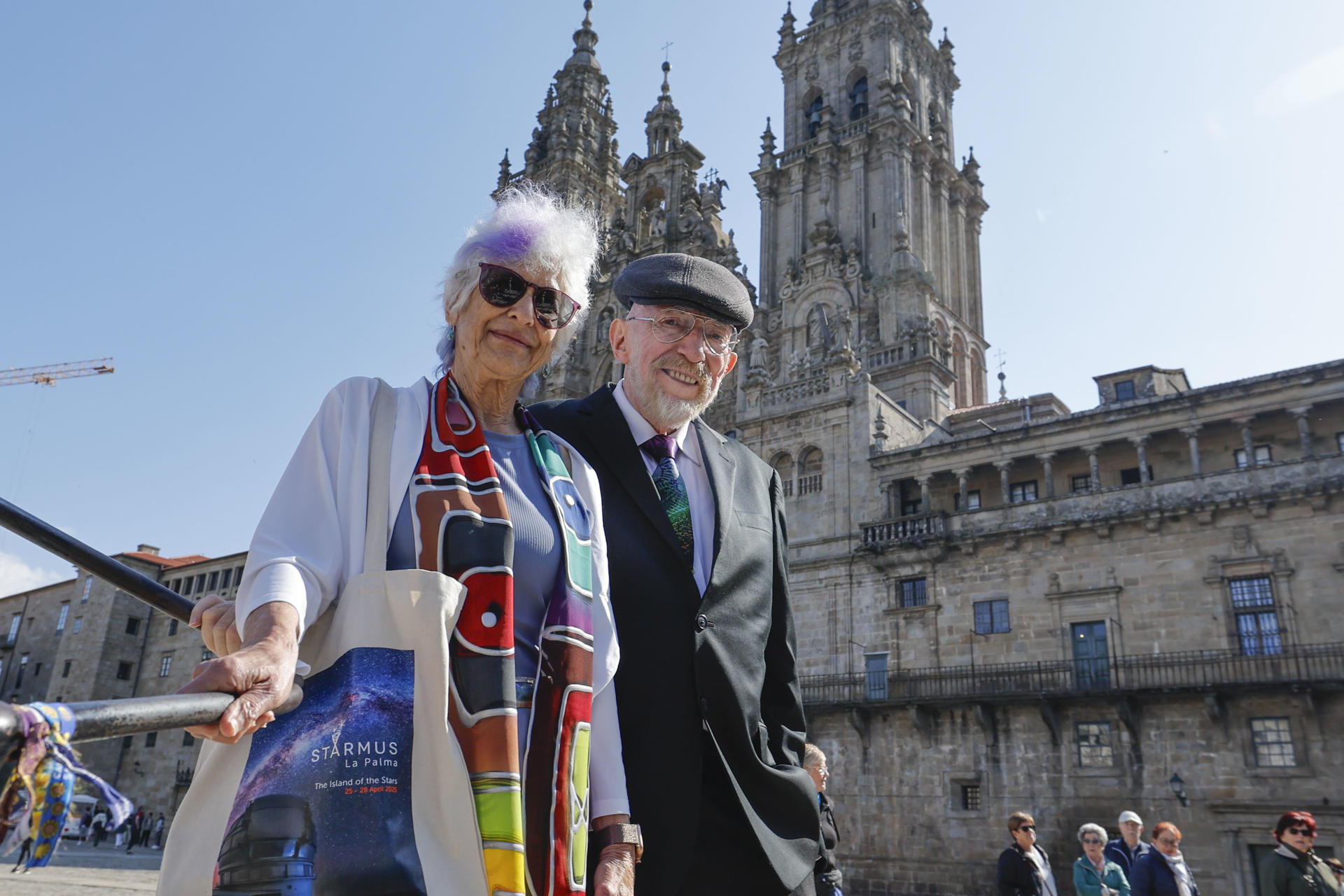 El premio Nobel de Física 2017 Kip Thorne posa junto a su esposa Carolee Weinstein, antes de pronunciar una conferencia de prensa en su visita a la capital gallega invitado por el programa de divulgación científica ConCiencia de la USC hoy jueves en Santiago de Compostela. EFE/Lavandeira jr