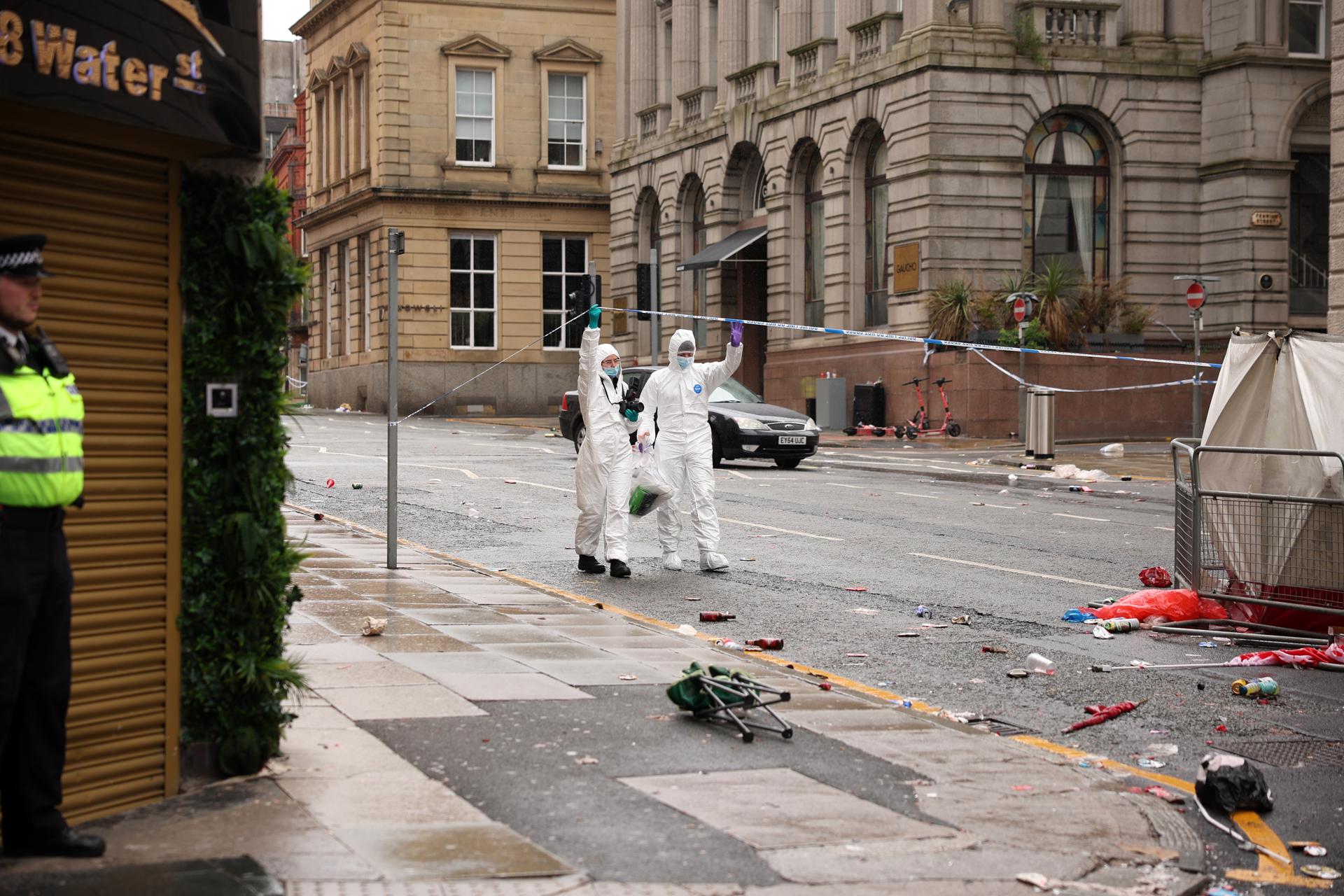 Los oficiales forenses llegan al lugar donde un coche colisionó con personas durante el desfile de trofeos del Liverpool FC en el centro de la ciudad de Liverpool, Gran Bretaña, 27 de mayo de 2025. Un hombre británico de 53 años ha sido detenido después de la colisión con varios peatones durante el desfile de la victoria del Liverpool FC, dijo la policía de Merseyside. (Reino Unido) EFE/EPA/ADAM VAUGHAN