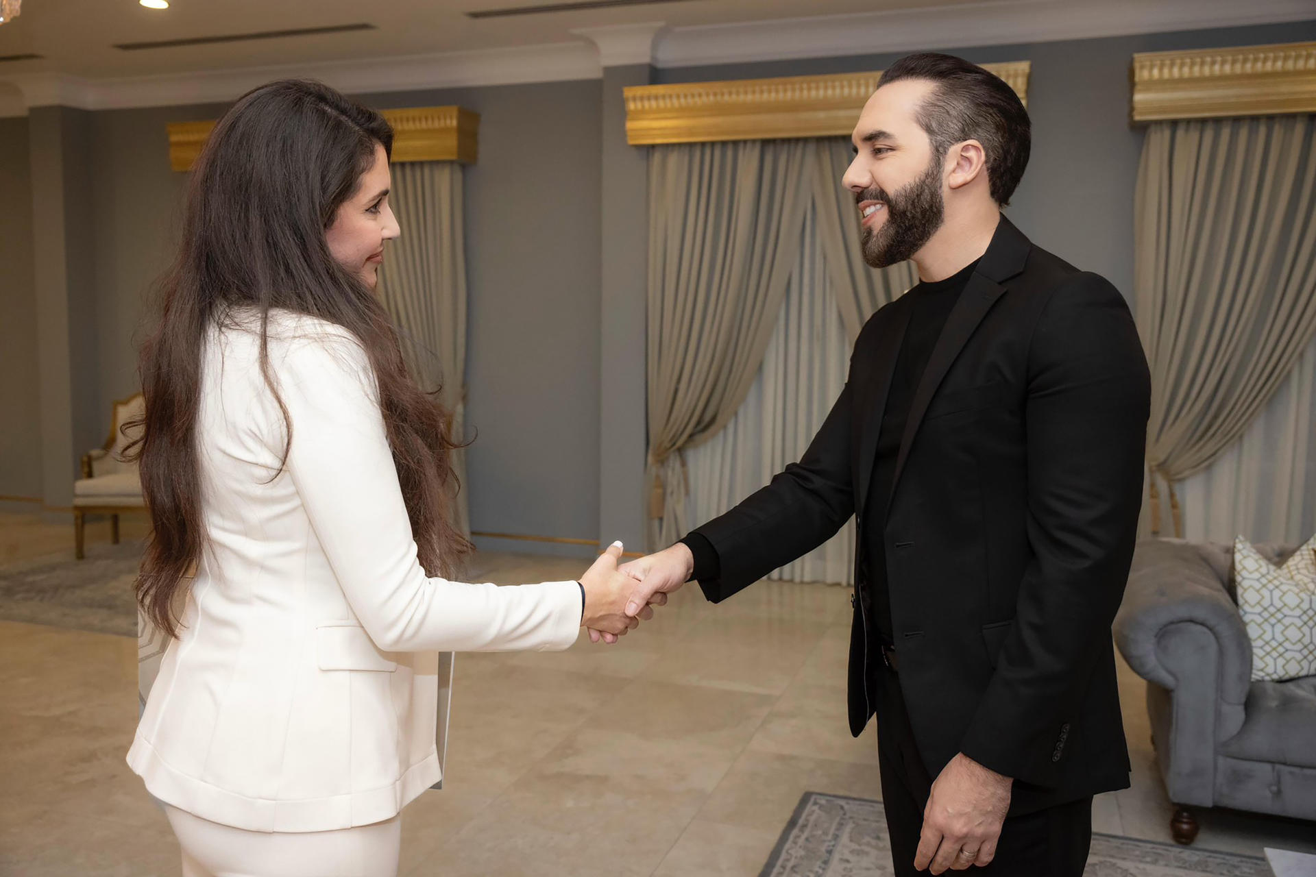 Fotografía cedida donde se observa al presidente de El Salvador, Nayib Bukele (i), con la congresista republicana por la Florida, Anna Paulina Luna (d), este 12 de mayo de 2025, en San Salvador (El Salvador). EFE/ Presidencia de El Salvador