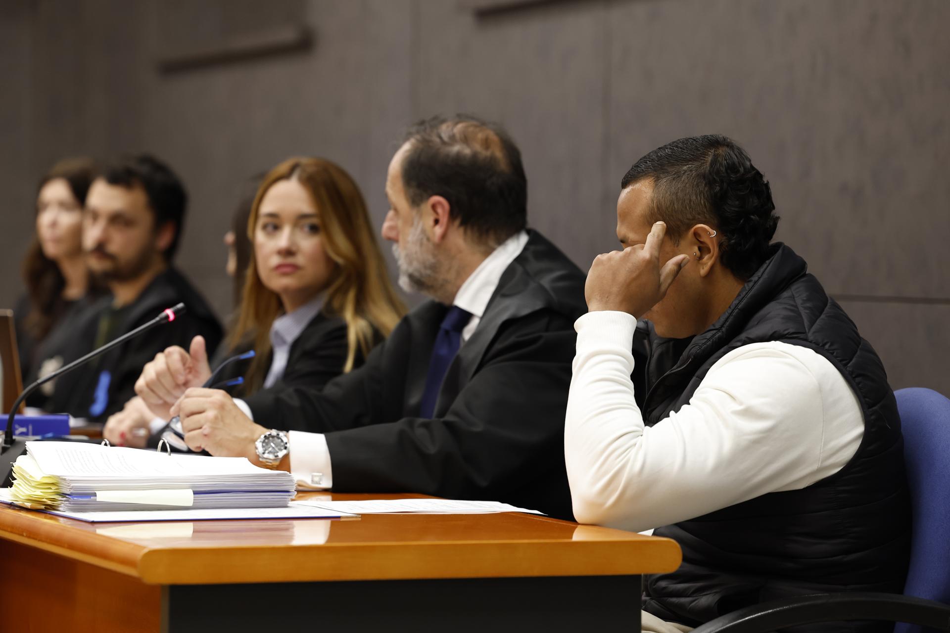 La Audiencia de Bizkaia ha iniciado este miércoles el juicio con jurado contra un hombre (d), ya con condena firme de diez años de prisión por un intento de asesinato de otro varón, por la muerte de otro individuo en Bilbao en octubre de 2021. EFE/ Miguel Toña