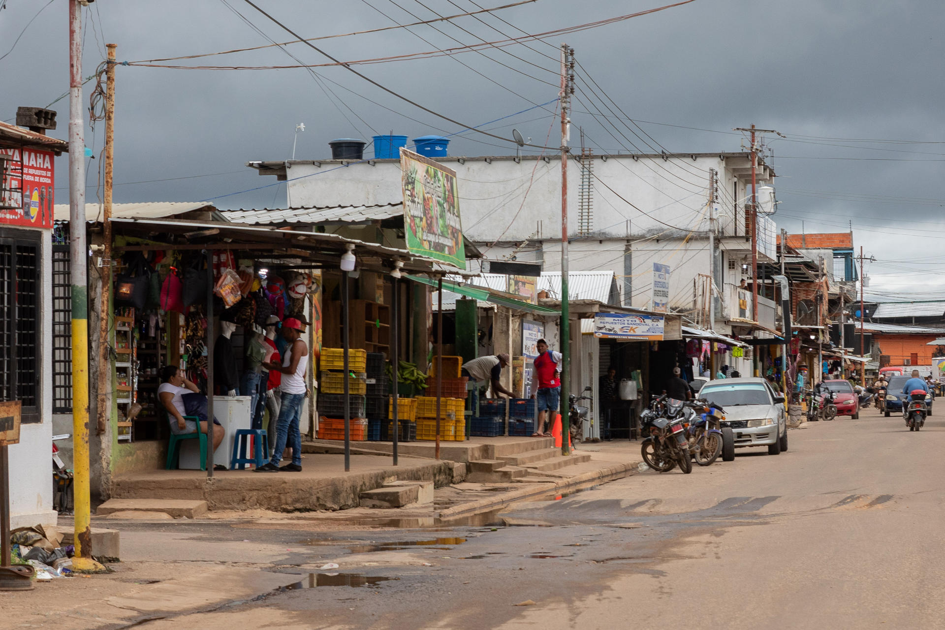 Personas trabajan en sus comercios en la comunidad El Dorado este 25 de mayo de 2025, en Dalla Costa, municipio Sifontes del estado Bolívar (Venezuela). EFE/ Rayner Peña R