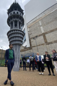BRADFORD (REINO UNIDO), 31/05/2025.- El artista de Bradford Saad Qureshi junto a la 'Torre del Ahora', una obra que busca reunir en una sola figura las distintas culturas que habitan en la Ciudad de la Cultura del Reino Unido 2025. EFE/Miguel Salvatierra