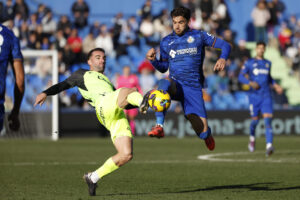 El centrocampista del Getafe Luis Milla (d) pelea un balón con Antonio Raillo, del Mallorca en el Coliseum en Getafe en foto de archivo de Juanjo Martín. EFe