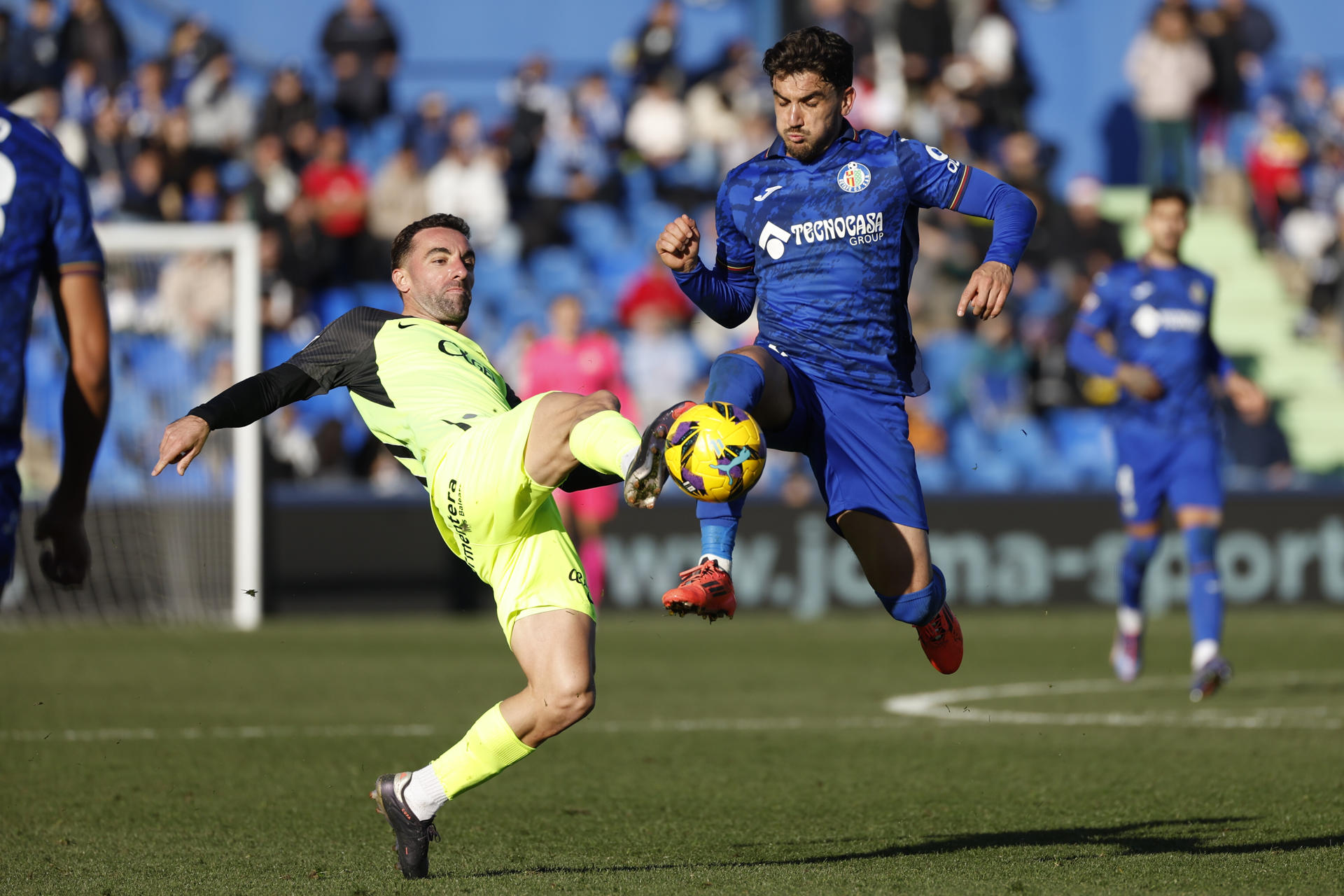 El centrocampista del Getafe Luis Milla (d) pelea un balón con Antonio Raillo, del Mallorca en el Coliseum en Getafe en foto de archivo de Juanjo Martín. EFe