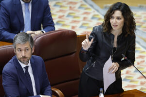 La presidenta de la Comunidad de Madrid, Isabel Díaz Ayuso (d), interviene durante el pleno de la Asamblea en Madrid, este miércoles. EFE/ Mariscal