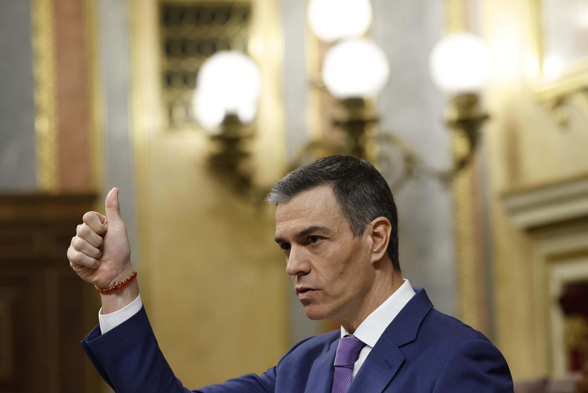 El presidente del Gobierno, Pedro Sánchez, comparece ante el Pleno del Congreso para informar del plan de defensa y del apagón masivo del 28 de abril en un ambiente muy crispado y entre incesantes ataques de la oposición al jefe del Ejecutivo, al que también reprochan casos de corrupción, caos ferroviario y falta de apoyos parlamentarios. EFE/Juan Carlos Hidalgo