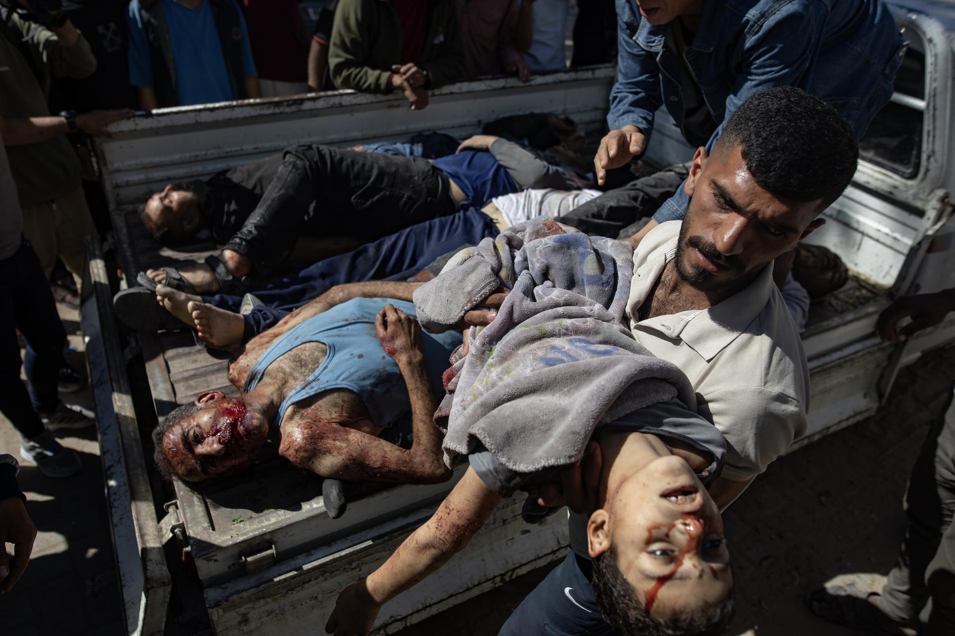 Los cuerpos de las víctimas de los ataques aéreos israelíes llegan al Hospital Al-Shifa en la ciudad de Gaza, 07 de mayo de 2025. Según la agencia de noticias palestina WAFA, al menos 25 personas murieron en ataques aéreos israelíes en un restaurante y una zona de mercado en el barrio de Al-Rimal de la ciudad de Gaza. EFE/EPA/HAITHAM IMAD -- ATENCIÓN EDITORES: CONTENIDO GRÁFICO --
