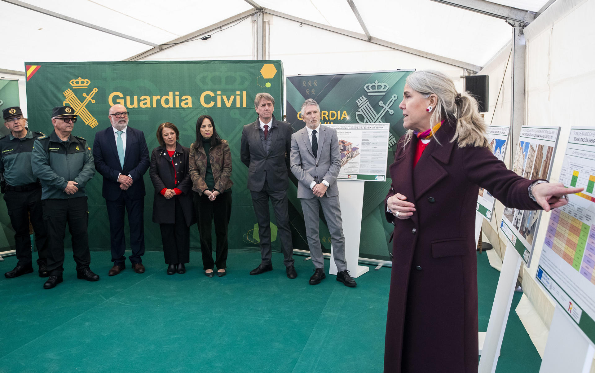 El ministro del Interior, Fernando Grande-Marlaska (2d), acompañado del subdelegado del Gobierno en Soria, Miguel Latorre (3i); el alcalde de Soria, Carlos Martínez (3d); la presidenta de SIEPSE, Sofía Hernanz (3i); el jefe de la Comandancia de la Guardia Civil de Soria, Sergio Peñarroya (2i), y la directora general de la Guardia Civil, Mercedes González (4d), visitan la Comandancia de la Guardia Civil en Soria tras su renovación. EFE/ Wifredo García Álvaro