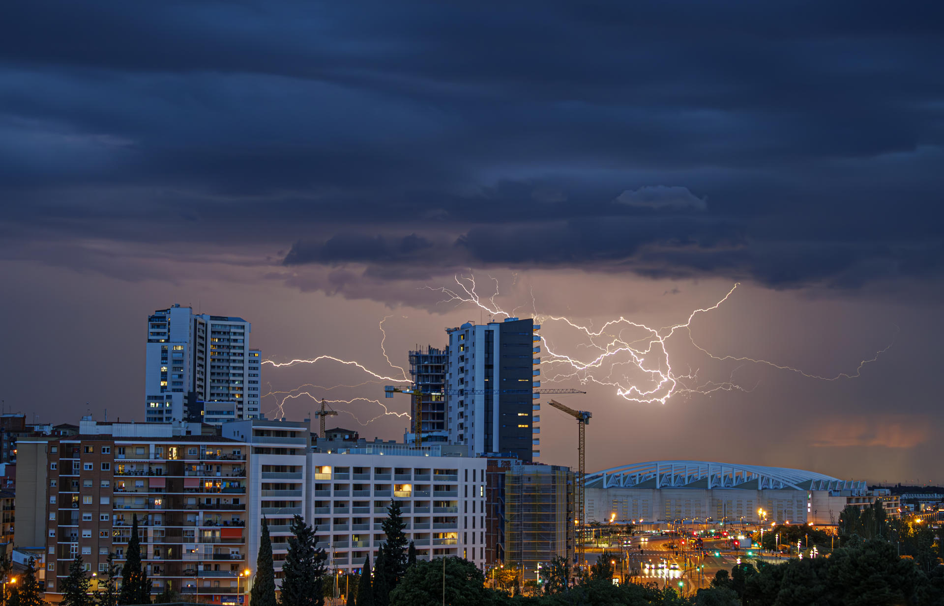 Tormenta con rayos este martes pasado en Zaragoza. EFE/JAVIER BELVER