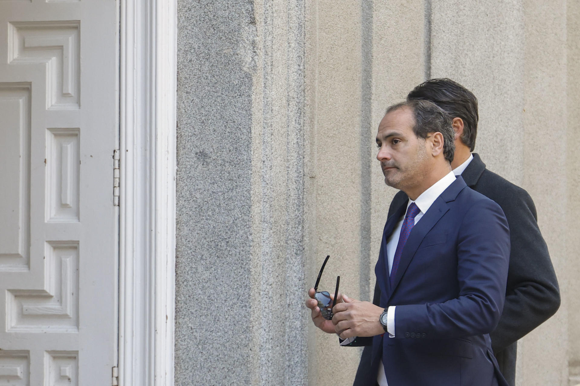 César Moreno, exsocio de José Luis Ábalos, a su llegada este martes al Tribunal Supremo donde el juez que investiga a al exministro toma declaración como testigo a Claudia Montes, expareja del exministro y exmiss Asturias, cuya contratación en la empresa pública Logirail presuntamente se debió a "la influencia" del que fuera titular de Transportes. EFE/Javier Lizón