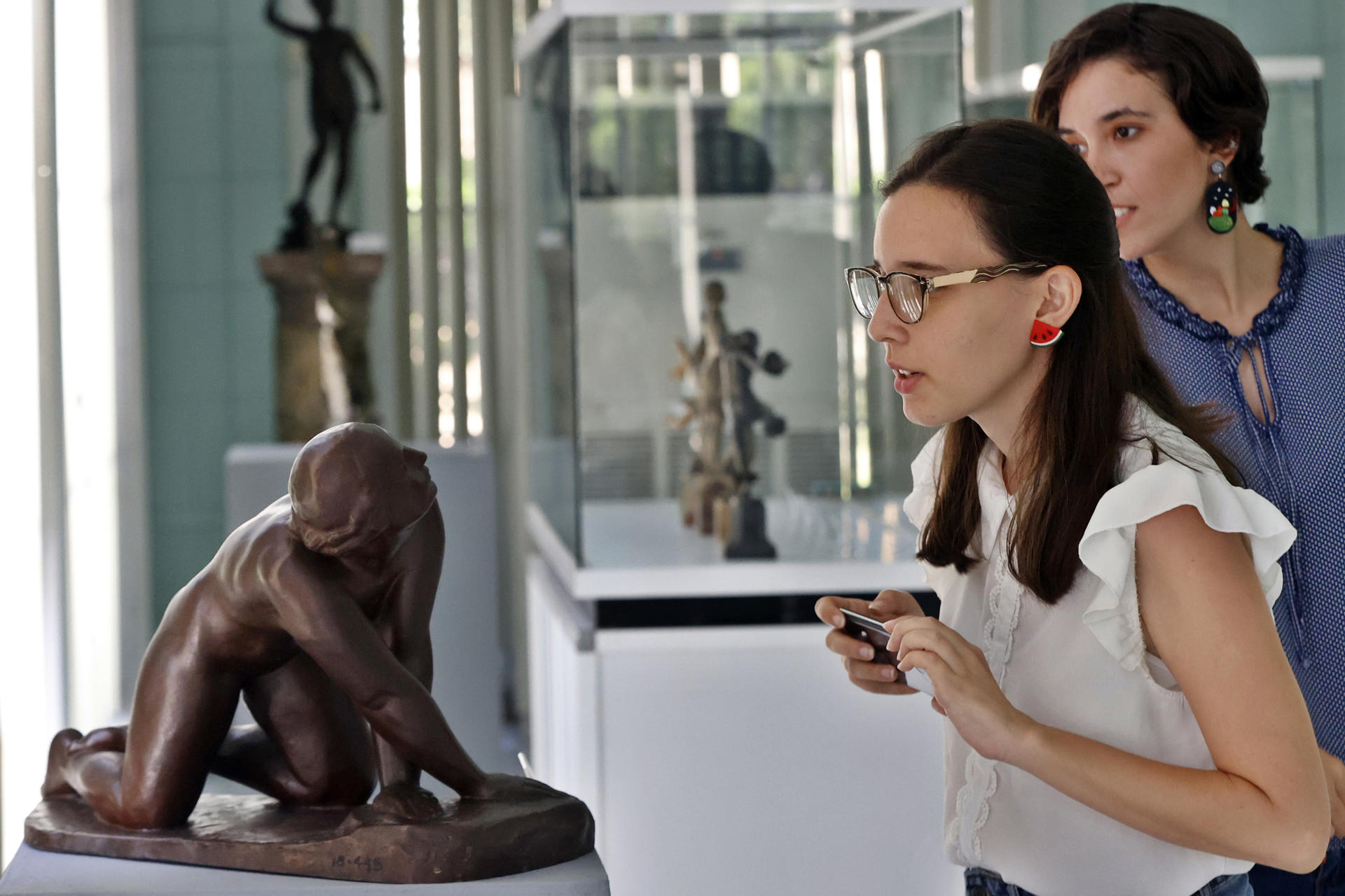 Personas asisten a la exposición 'De París a La Habana. Cien años de Art Déco' en el Museo Nacional de Artes Decorativas en La Habana (Cuba). EFE/ Ernesto Mastrascusa