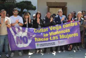 Vecinos de Cúllar Vega (Granada) durante la concentración. EFE/Pepe Torres.