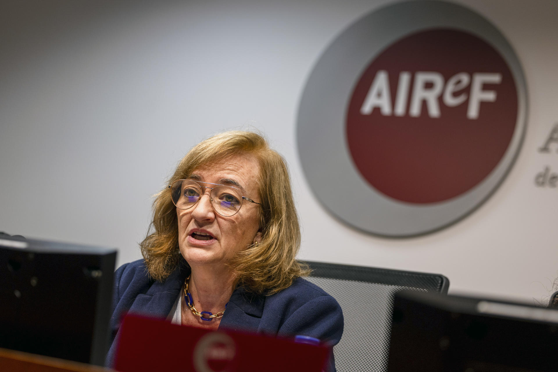 MADRID, 14/05/2025.-La Autoridad Independiente de Responsabilidad Fiscal (AIReF) ha rebajado su previsión de crecimiento económico para este año hasta el 2,3 %, dos décimas menos que en sus anteriores estimaciones, ante las peores perspectivas de la economía mundial. Este "clima total de incertidumbre comercial y arancelaria" también ha llevado a rebajar la previsión para 2026, hasta el 1,7 %, tres décimas menos, según ha explicado este miércoles la presidenta de la AIReF, Cristina Herrero (c), en un encuentro con medios para presentar el informe de seguimiento del plan fiscal.-EFE/ Daniel González