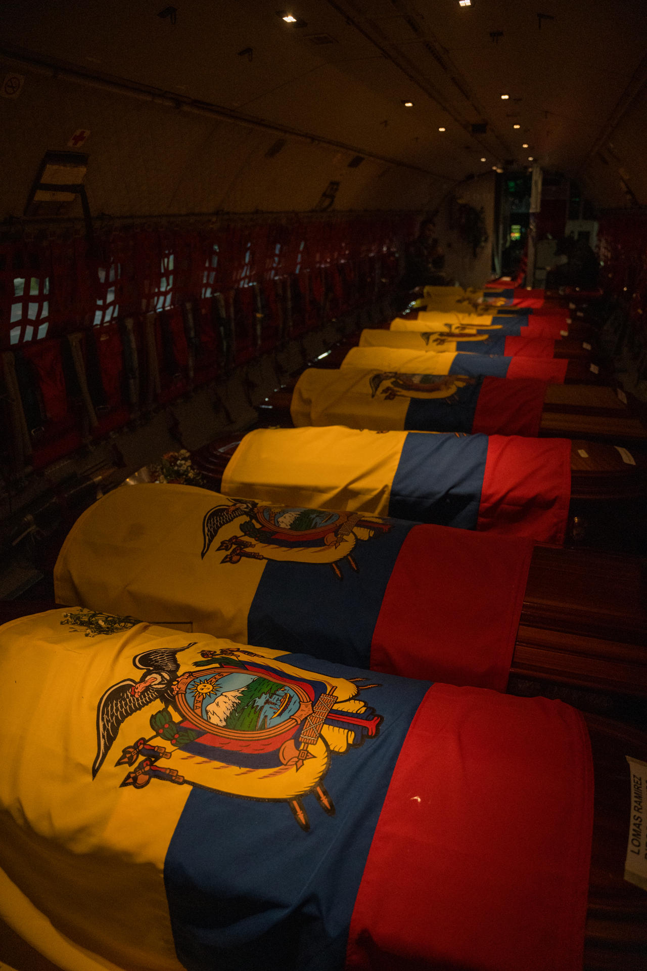 Fotografía que muestra los ataúdes de los 11 militares asesinados en un operativo contra la minería ilegal en la Amazonía, a su llegada este 10 de mayo de 2025 a Quito (Ecuador). EFE/Mauricio Torres
