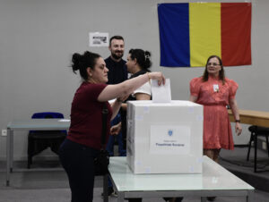 Los ciudadanos rumanos que viven en España ejercen su derecho en las elecciones presidenciales de su país en un colegio electoral habilitado en Coslada, Madrid, este domingo. EFE/Víctor Lerena