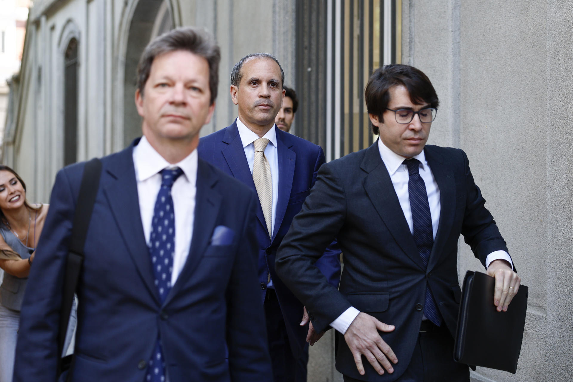 Carlos Neira (c), abogado de Alberto González Amador, pareja de la presidenta de la Comunidad de Madrid, Isabel Díaz Ayuso, sale del Tribunal Supremo, donde ha acudido para declarar como testigo ante el juez que investiga al fiscal general del Estado, Álvaro García Ortiz. EFE/ Rodrigo Jimenez