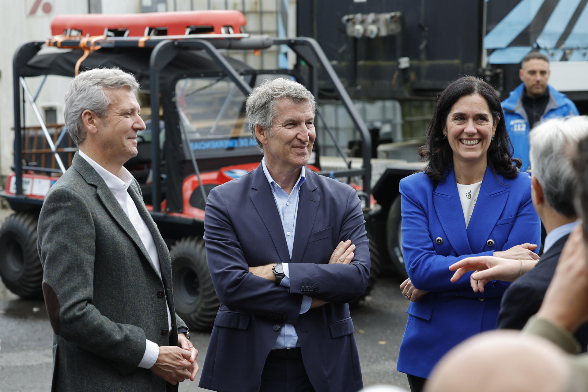 El presidente del PP, Alberto Núñez Feijóo (i), y el presidente del PPdeG y de la XuEl presidente del PP, Alberto Núñez Feijóo (c); el presidente del PPdeG y de la Xunta, Alfonso Rueda (i), y la secretaria general del PPdeG Paula Prado del Río (d) durante su visita a la sede del 112 en Galicia, este viernes. EFE/ Lavandeira Jr.