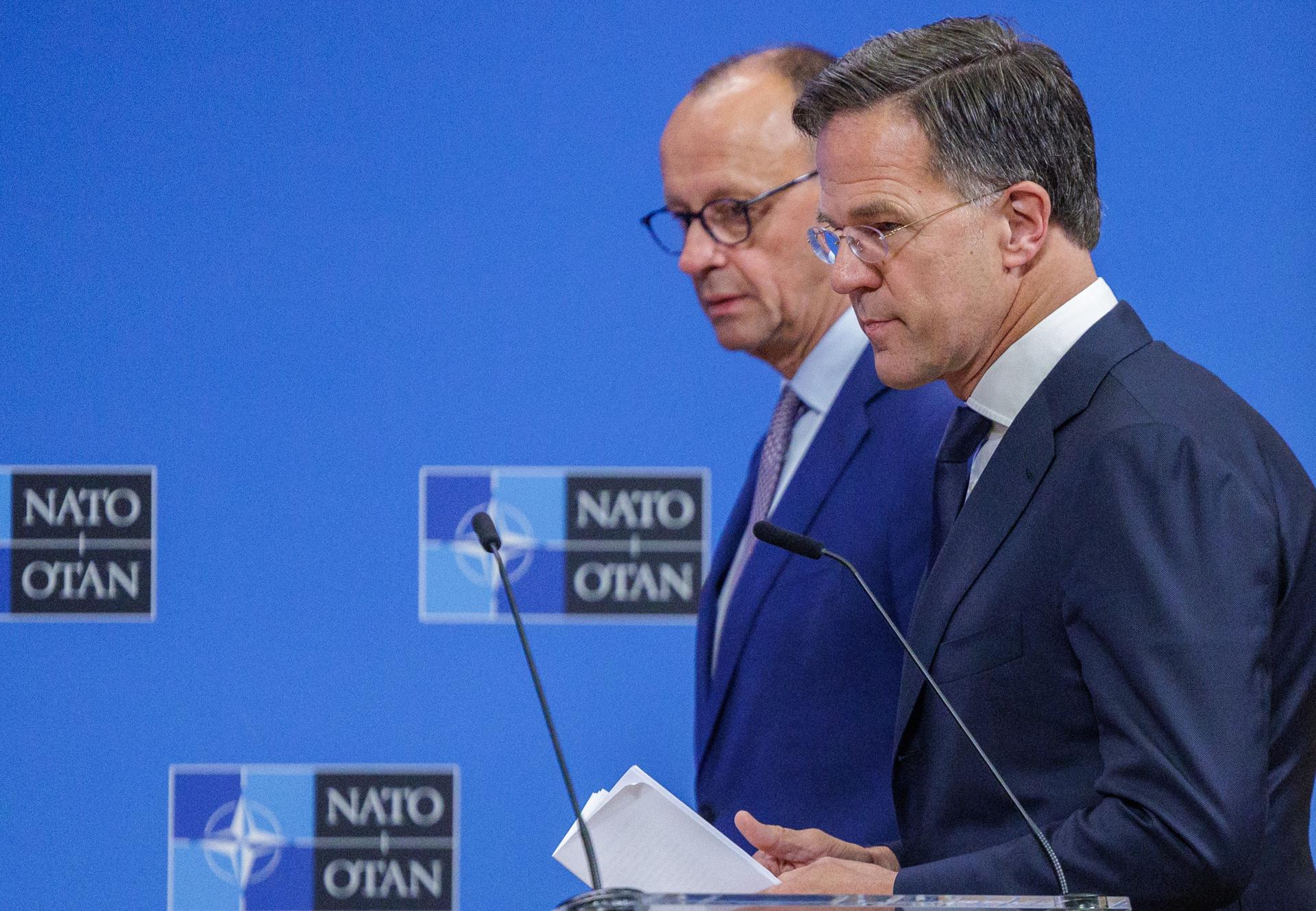 El canciller alemán Friedrich Merz (I) y el secretario general de la OTAN, Mark Rutte, asisten a una conferencia de prensa en la sede de la OTAN en Bruselas, Bélgica, 09 de mayo de 2025. (Bélgica, Alemania, Bruselas) EFE/EPA/OLIVIER MATTHYS
```
