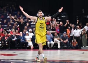 El jugador del Fenerbahce Marko Guduric celebra la victoria en la Euroliga en Abu Dabi (Emiratos Árabes Unidos) EFE/EPA/RYAN LIM