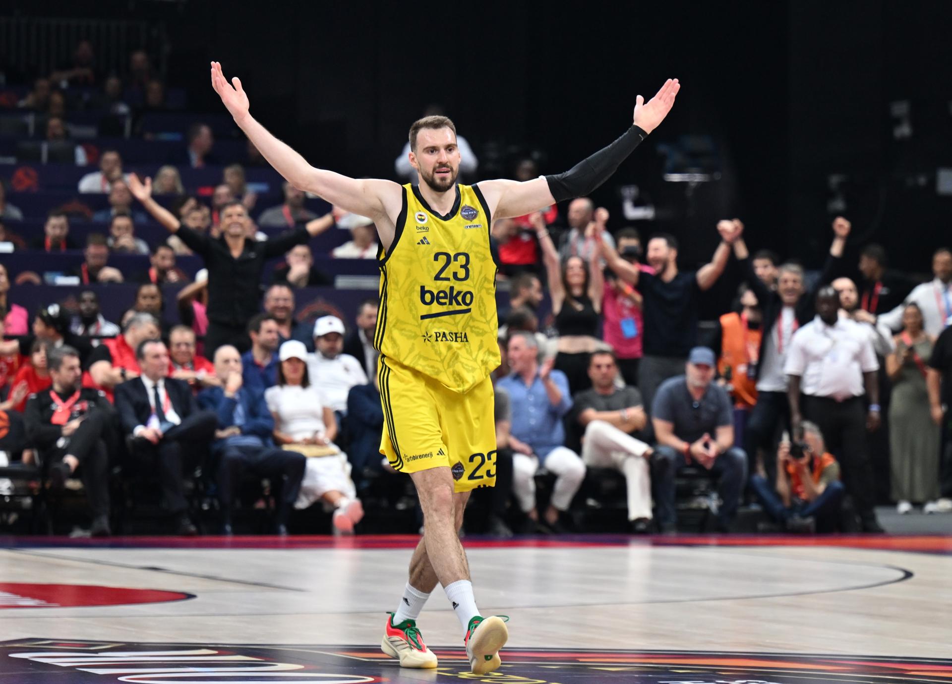 El jugador del Fenerbahce Marko Guduric celebra la victoria en la Euroliga en Abu Dabi (Emiratos Árabes Unidos) EFE/EPA/RYAN LIM