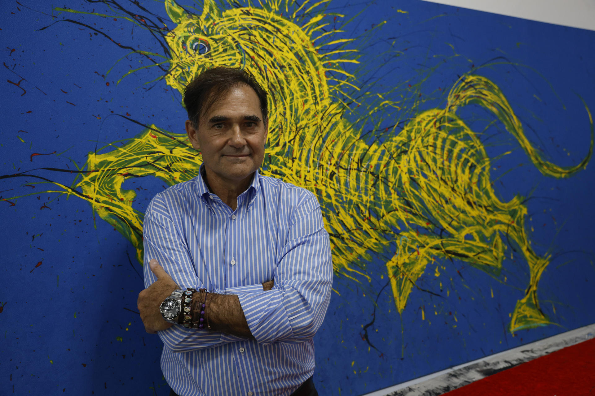 Fotografía del artista panameño Eduardo Navarro posando junto a una de sus obras en su taller en Costa del Este, en ciudad de Panamá. EFE/ Bienvenido Velasco