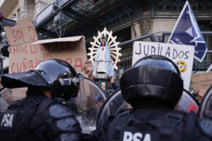 Una persona sostiene una figura de la Virgen María durante una protesta a las afueras del Congreso en Buenos Aires (Argentina), en una fotografía de archivo. EFE/ Stringer