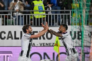 El jugador del Juventus Manuel Locatelli (I) celebra un gol Venezia. EFE/EPA/ALESSIO MARINI