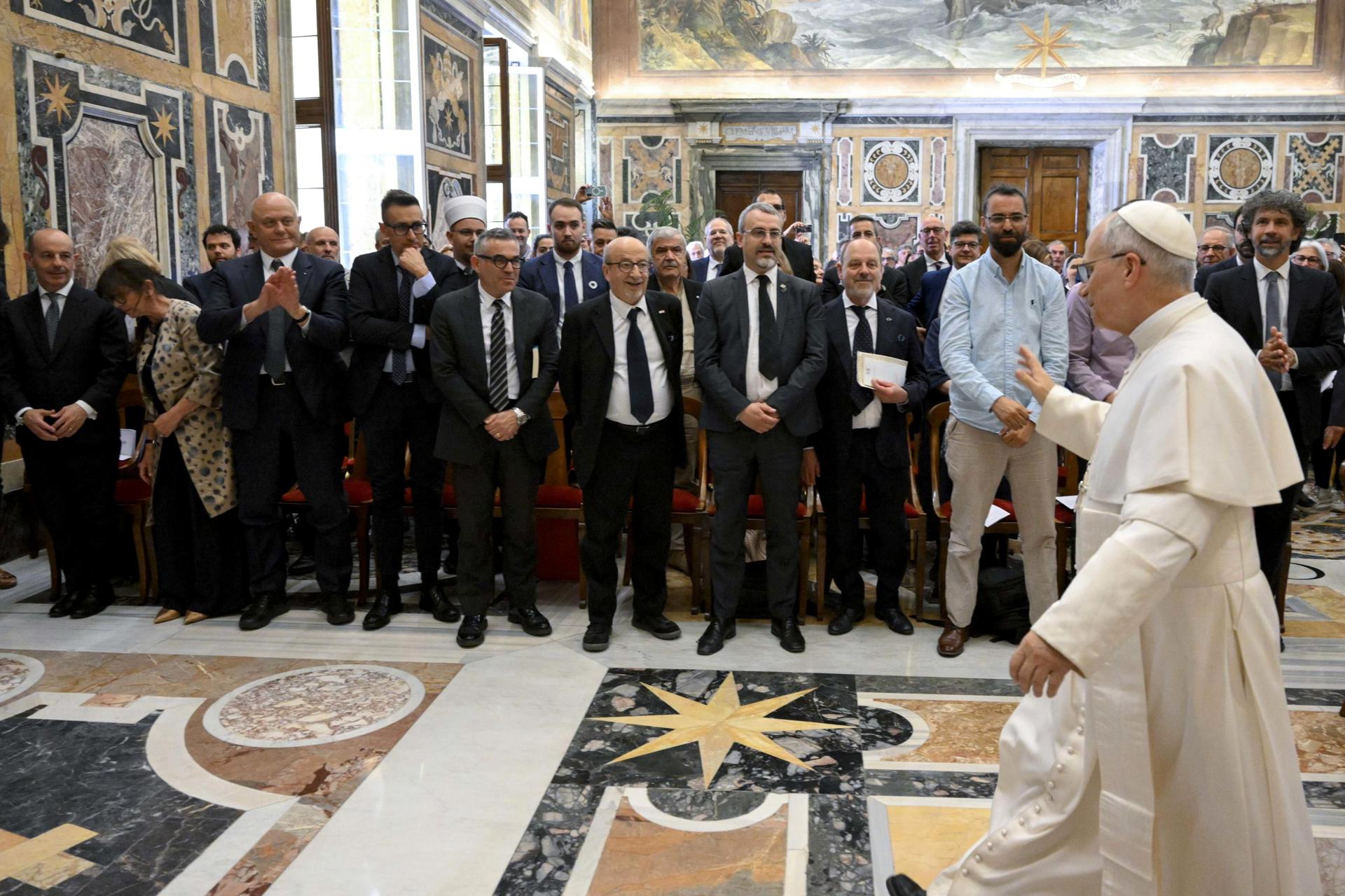 El papa León XIVasiste a una audiencia con participantes y representantes de movimientos pacifistas, en la Ciudad del Vaticano, el 30 de mayo de 2025. El papa recibió a más de 300 representantes de asociaciones y movimientos que asistieron a la 'Arena de la Paz' del año pasado. EFE/EPA/VATICAN MEDIA HANDOUT HANDOUT USO EDITORIAL SOLAMENTE/NO VENTAS
