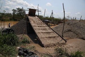 Fotografía de archivo que muestra dragas usadas en la minería ilegal de oro, en la comunidad indígena de San Jacinto, en la región de Madre de Dios (Perú). EFE/Paolo Aguilar
